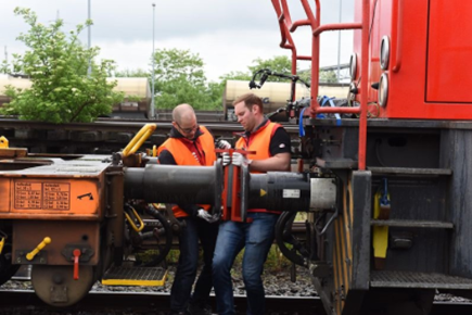 Un parche adhesivo de Loctite tira de un tren de 2000 toneladas