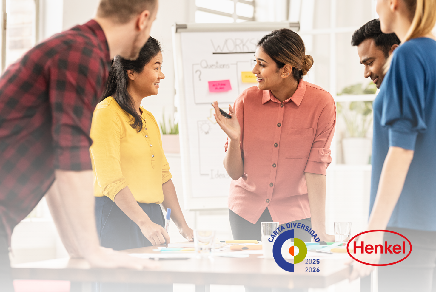 Grupo de personas colaborando en una reunión frente a un tablero con notas adhesivas, junto al logotipo de Henkel y el sello de la Carta de la Diversidad 2025-2026.