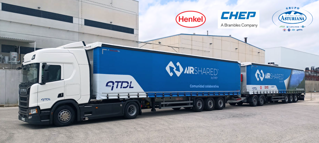 Imagen de un duotráiler azul de la iniciativa AirShared operado por ATDL, estacionado en un área industrial. En la parte superior aparecen los logotipos de Henkel, CHEP y Central Lechera Asturiana.