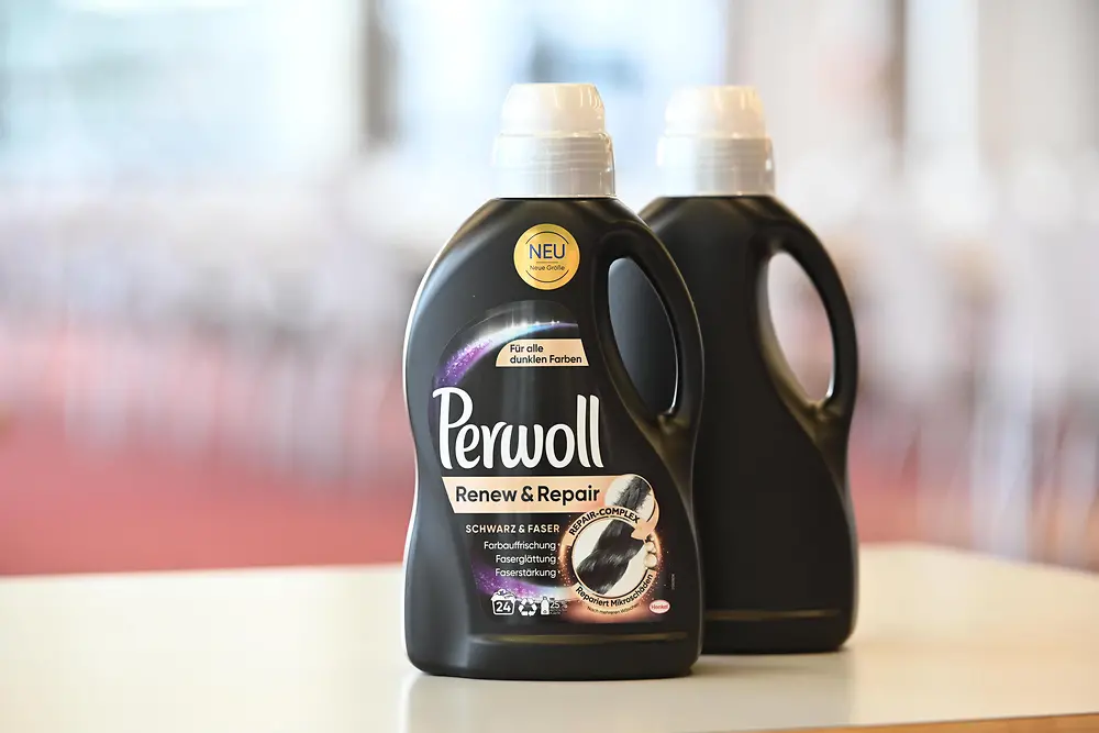 The black Perwoll bottle will also become completely recyclable.