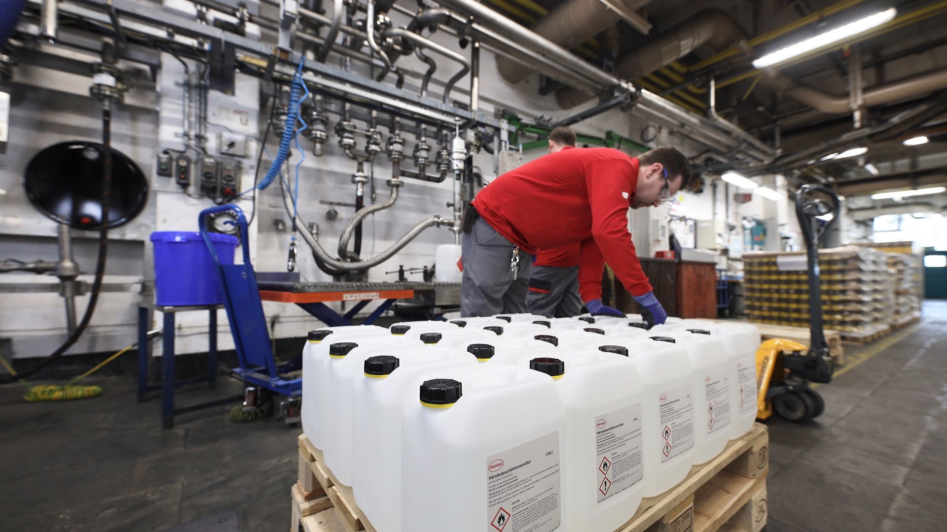 Henkel donates around 50,000 liters of disinfectant.