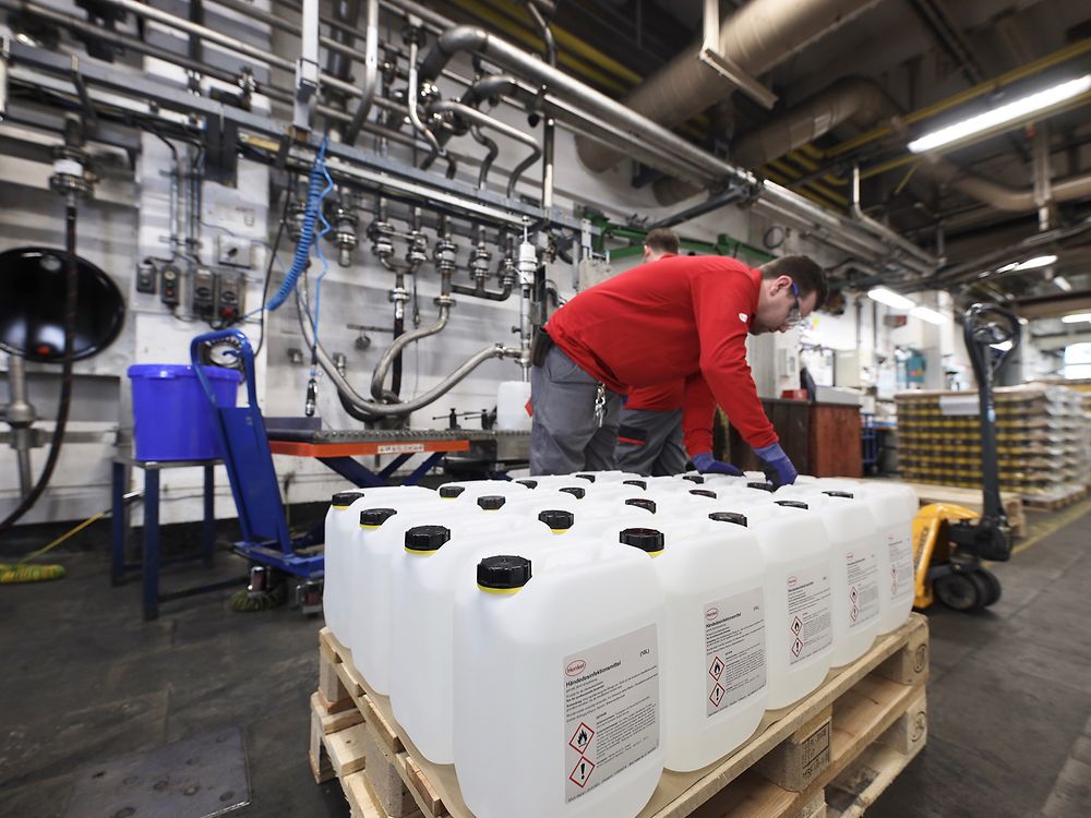 Producción de geles desinfectantes en plantas de Henkel
