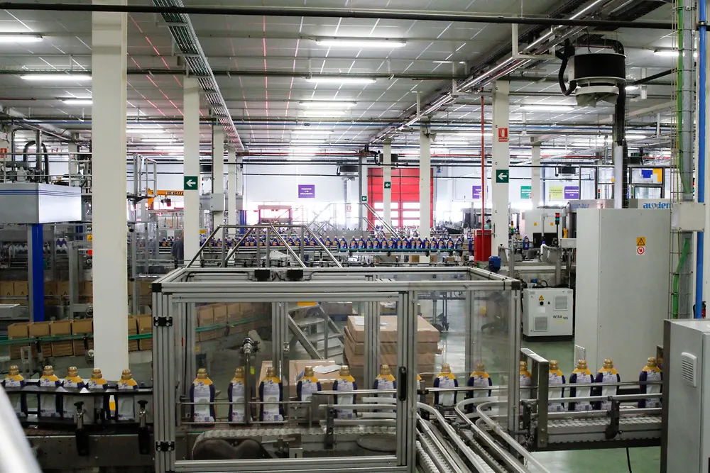 La nueva línea de envasado de detergente líquido de Henkel Ibérica se ha convertido en una de las más modernas y automatizadas en la compañía
