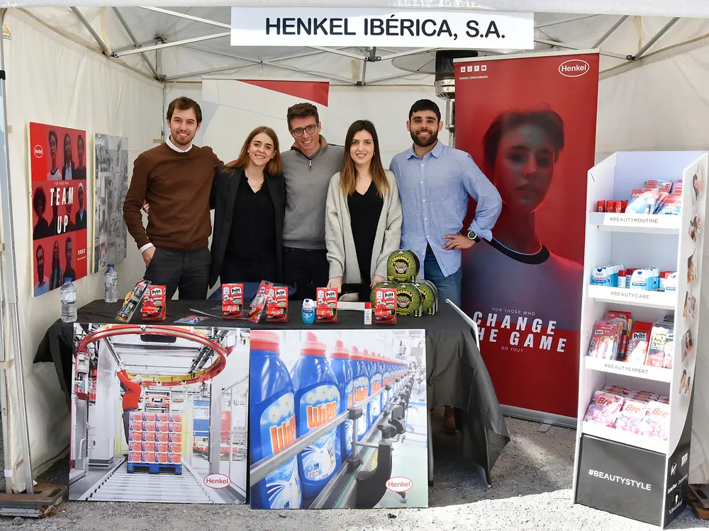 Stand de Henkel en el Fórum de Empresas de la Escuela Superior de Ingenierías Industrial, Aeroespacial y Audiovisual de la UPC (ESEIAAT).