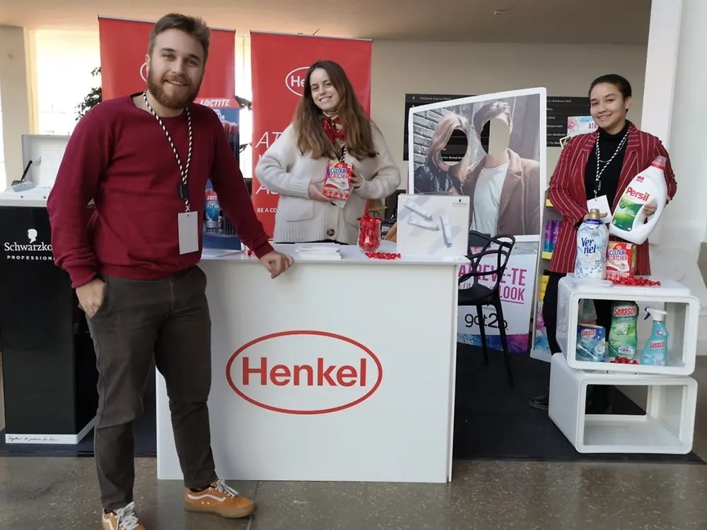 Empleados de Henkel en stand de la Career Fair de la Nova School of Business & Economics en Carcavelos, Portugal.