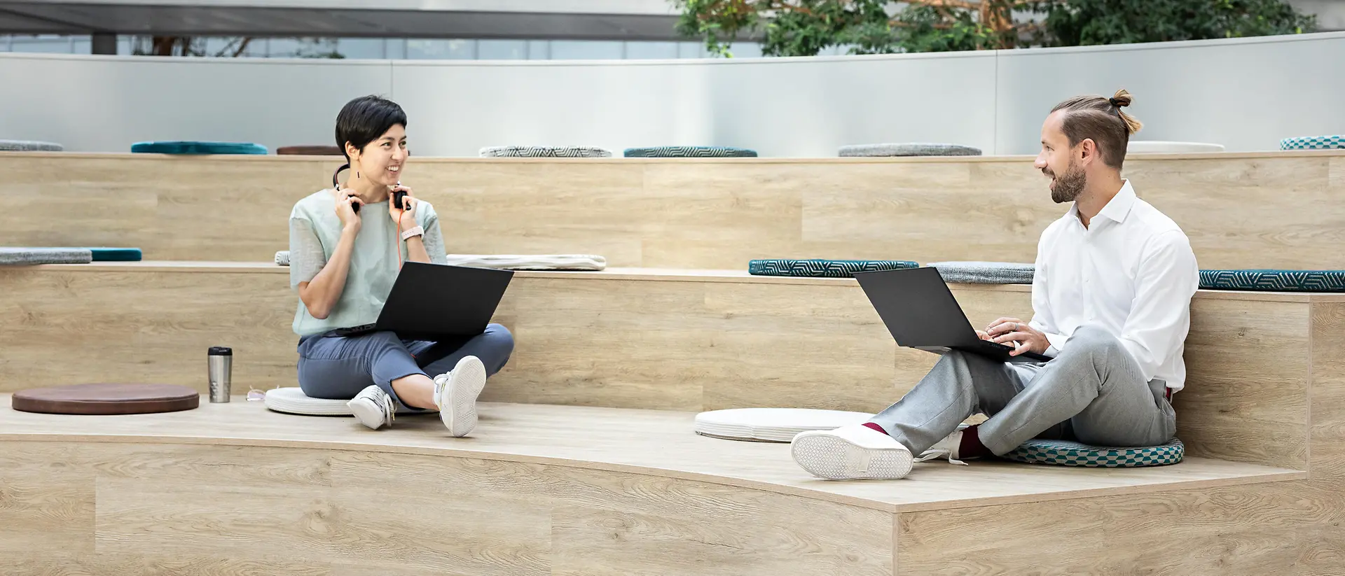 Empleados trabajando oficinas modernas Henkel