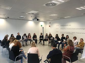 Empleados haciendo mindfulness en Henkel