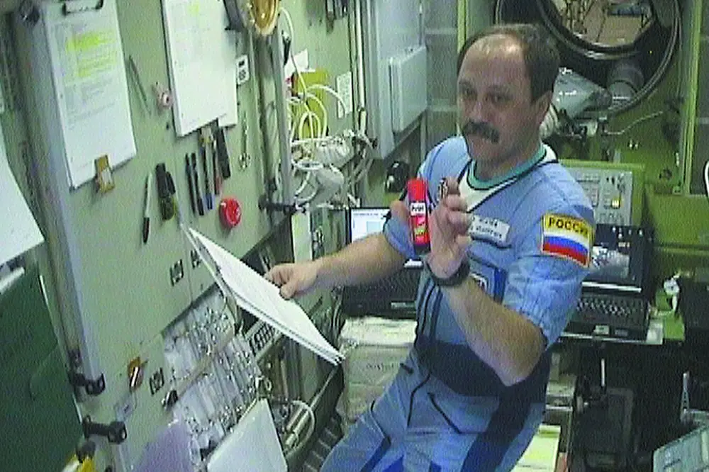 Pritt viaja al espacio en el año 2001