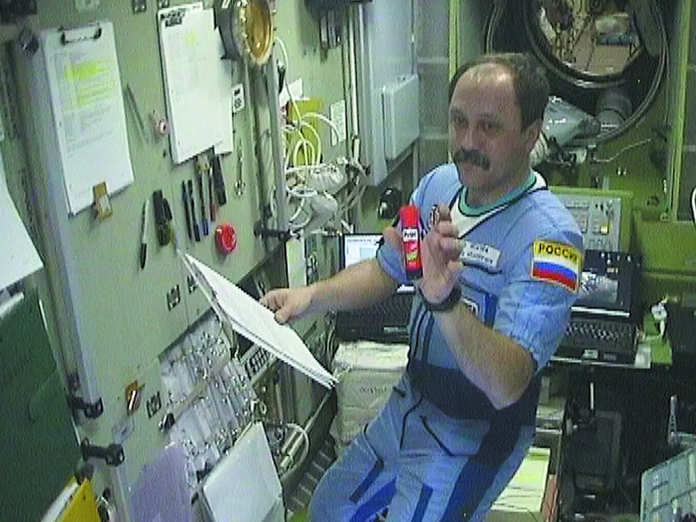 Pritt viaja al espacio en el año 2001
