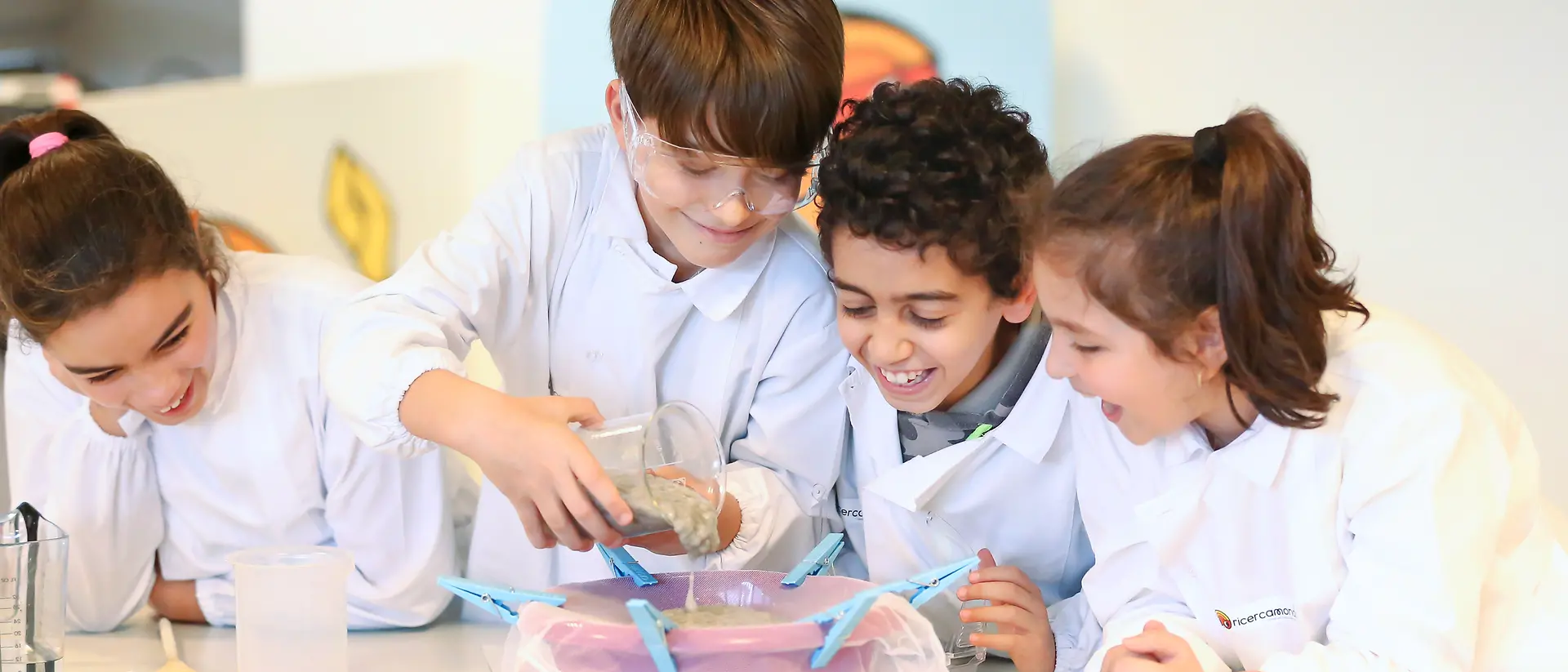 Programa educativo Henkel Researchers World: 4 niños haciendo un experimento