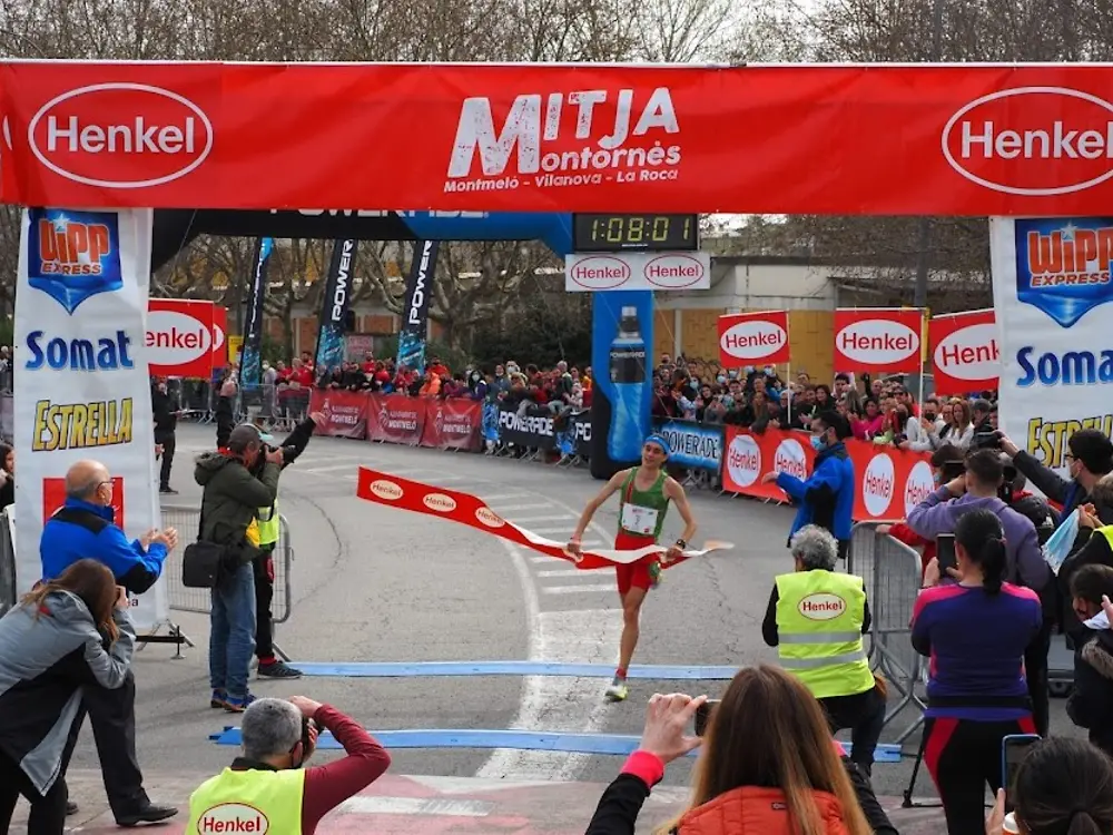 Ganador Mitja Marató Montornés cruzando la meta