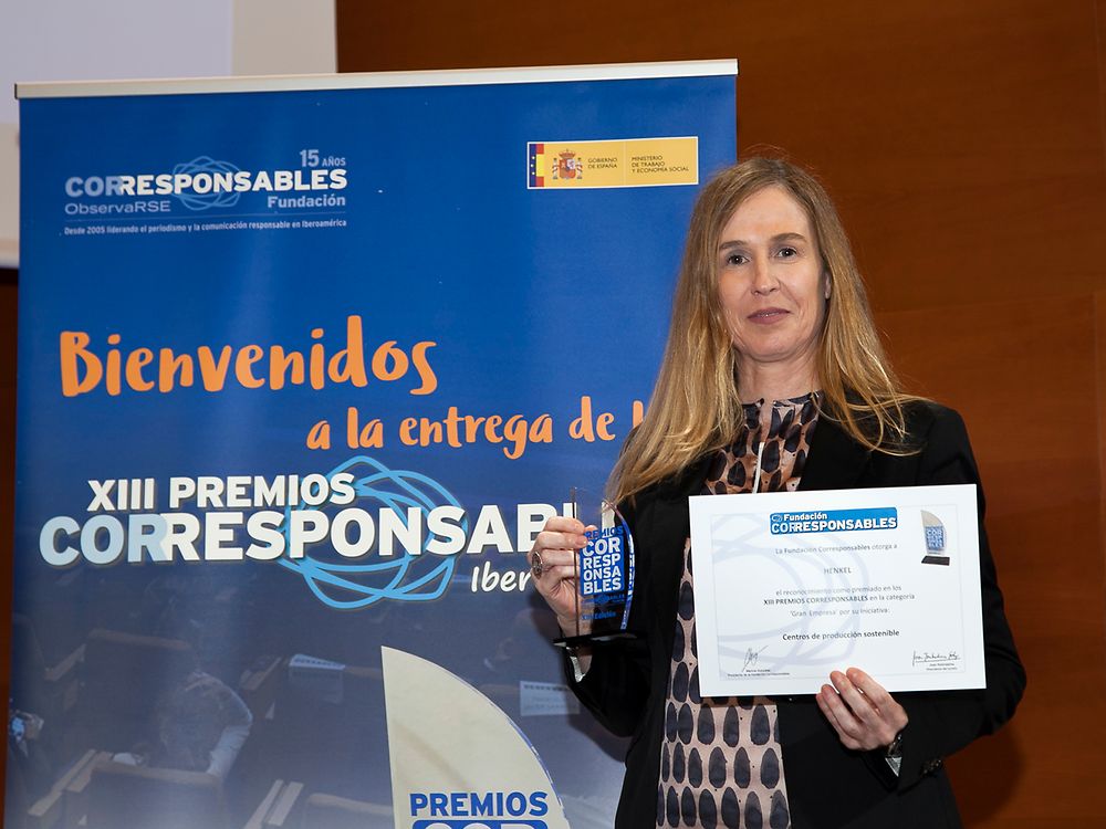 Elisenda Ballester, directora de Comunicación Corporativa de Henkel Ibérica recibe el galardón por los centros de producción sostenible de Henkel Ibérica
