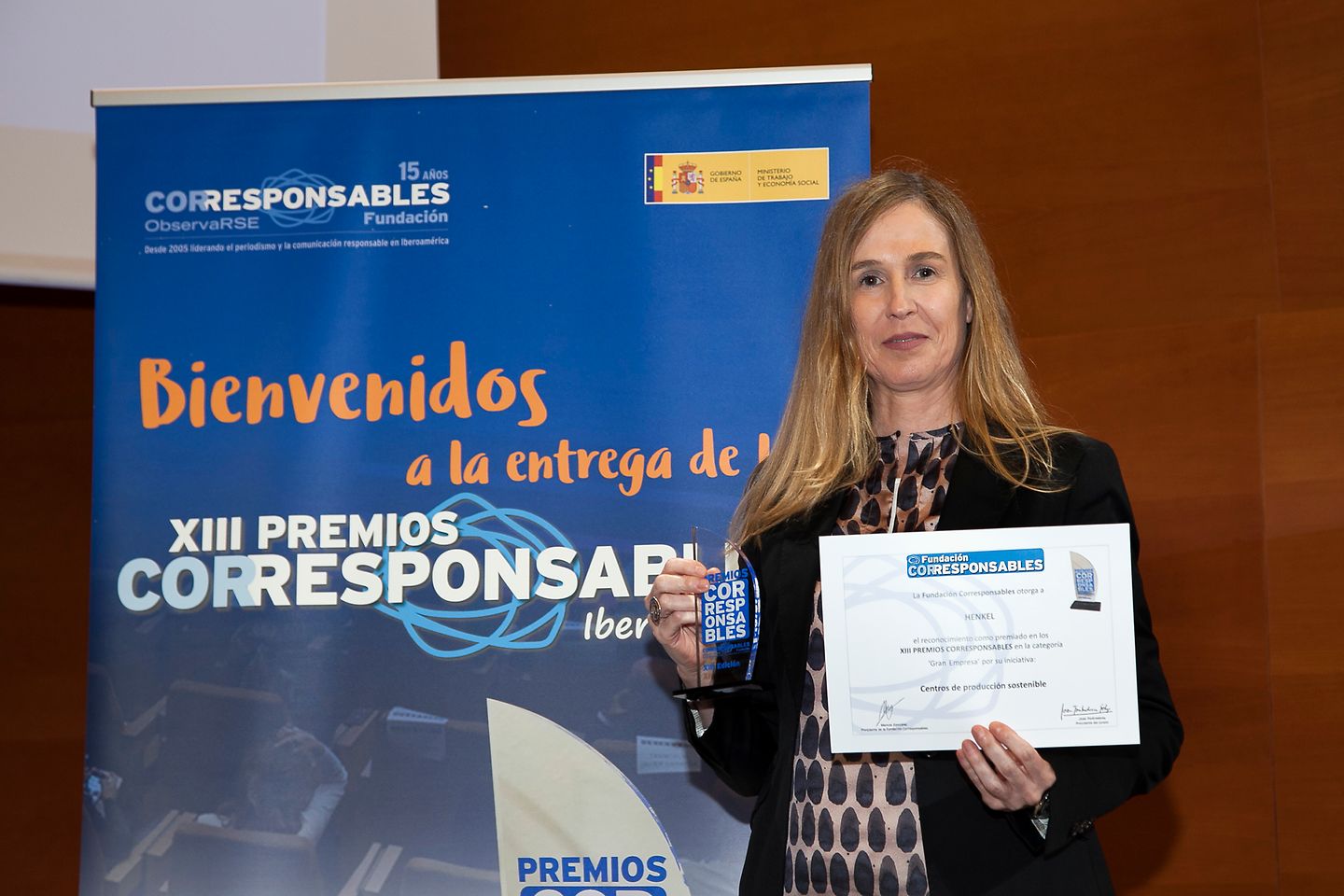 Elisenda Ballester, directora de Comunicación Corporativa de Henkel Ibérica recibe el galardón por los centros de producción sostenible de Henkel Ibérica