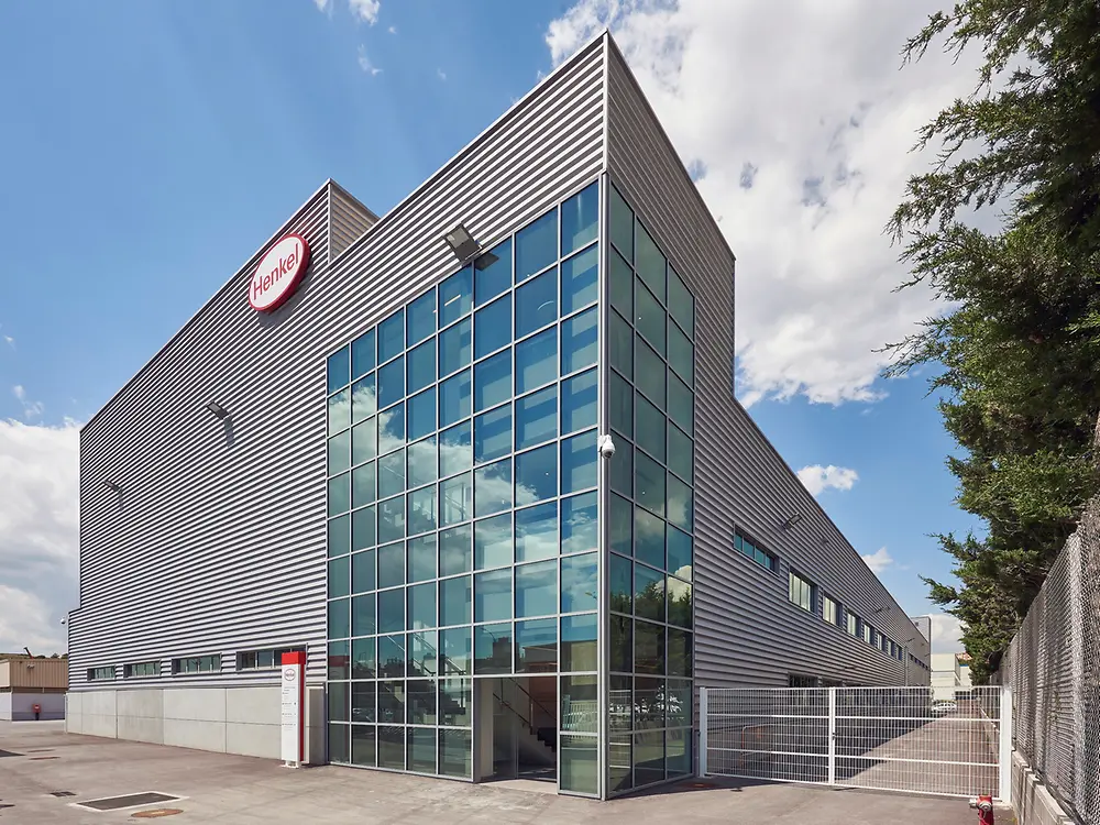 El centro de producción de Henkel en Montornés del Vallés (Barcelona) triplica sus procesos de extrusión