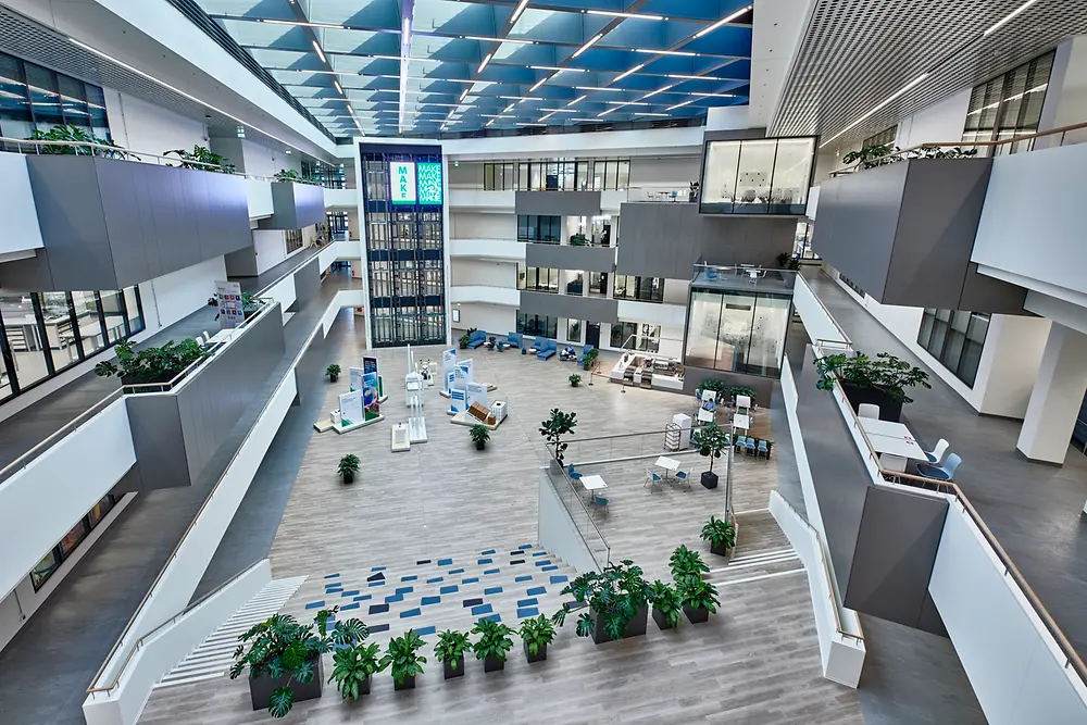 Dentro del Inspiration Center de Düsseldorf, encontrará varios laboratorios y centros tecnológicos donde se crean las últimas soluciones adhesivas.