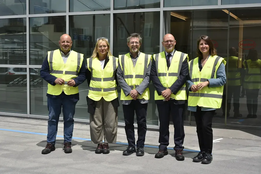 Los alcaldes de Vallès visitan la planta de Henkel en Montornès