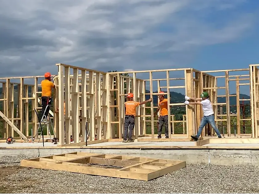 Empleados de Henkel trabajando juntos en una construcción de Habitat for Humanity en Rumanía.