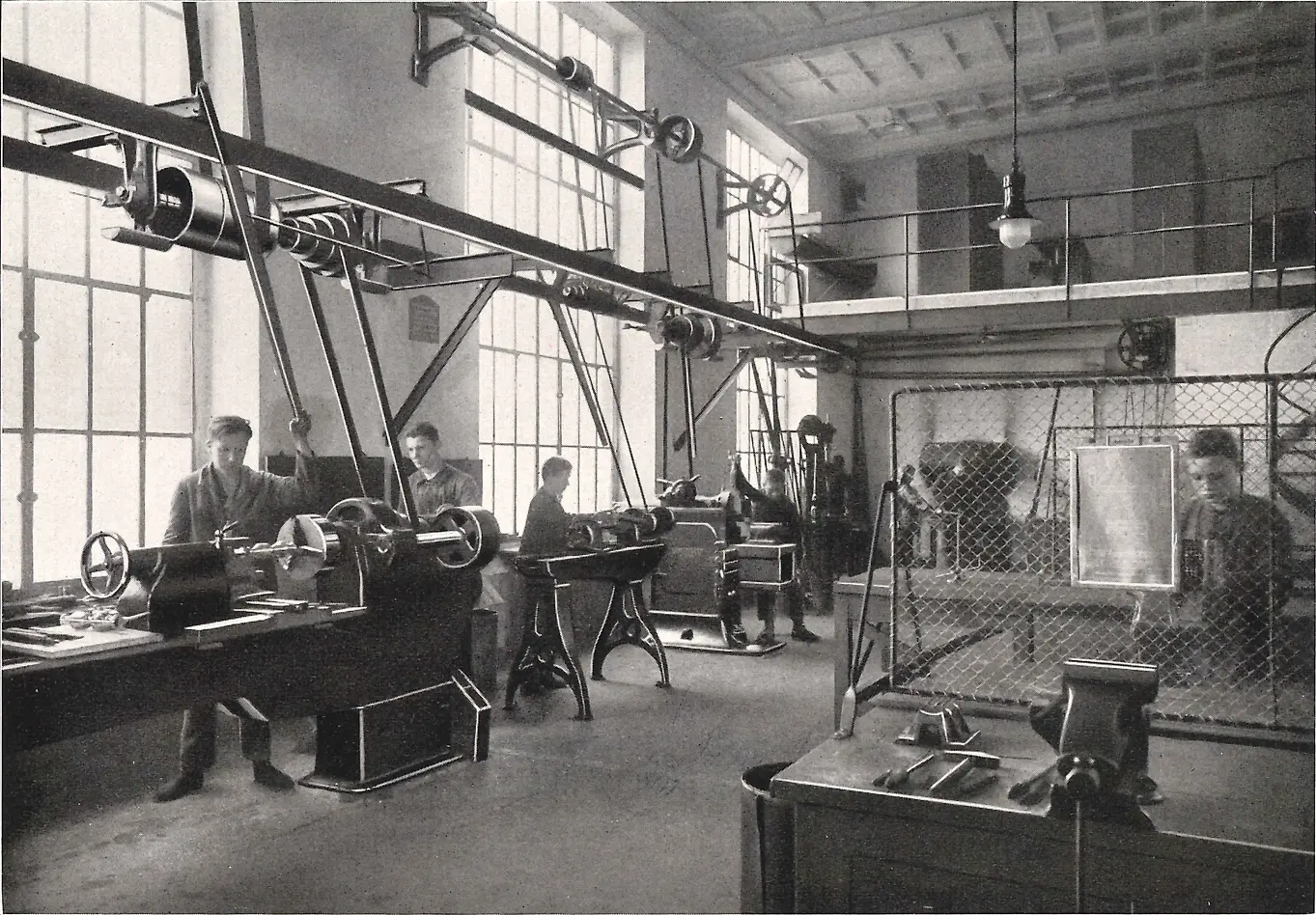 Aprendices trabajando en máquinas en el taller de metalurgia.