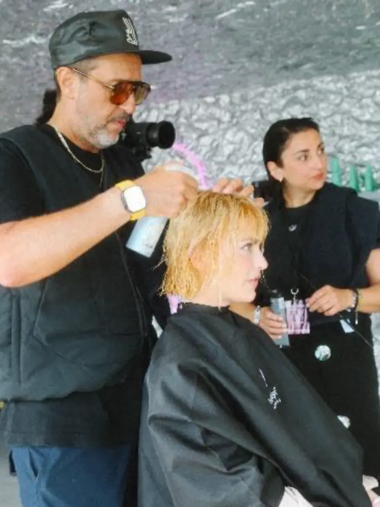 Peluqueros profesionales peinando con productos de Schwarzkopf en el Primavera Sound Barcelona 2025