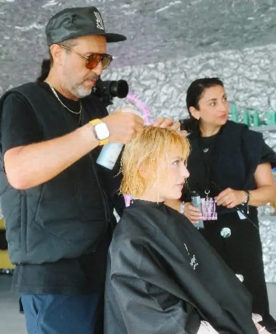 Peluqueros profesionales peinando con productos de Schwarzkopf en el Primavera Sound Barcelona 2025