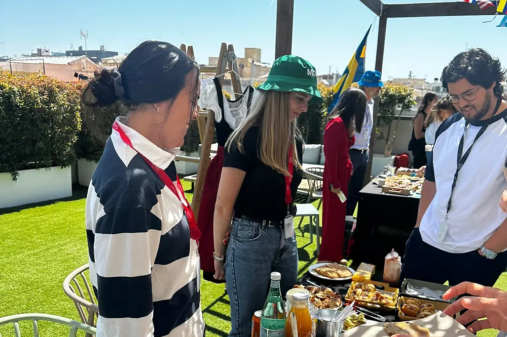 Empleados de Henkel Ibérica compartiendo comida y curiosidades de diferentes países