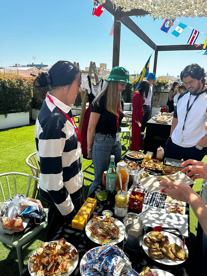 Empleados de Henkel Ibérica compartiendo comida y curiosidades de diferentes países