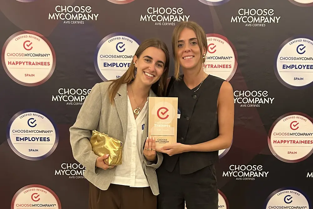 Dos empleadas de Henkel Ibérica recibiendo el certificado