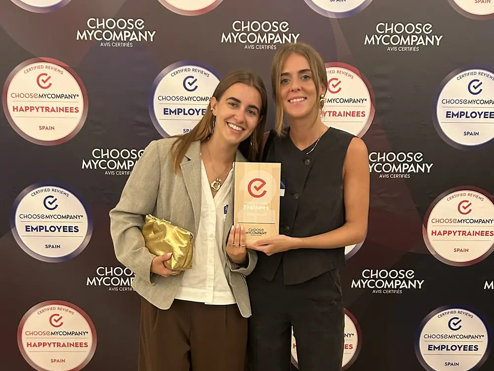 Dos empleadas de Henkel Ibérica recibiendo el certificado