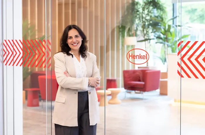 Anna Villar posando ante el logo de Henkel