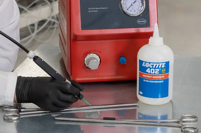 Empleado usando LOCTITE 402