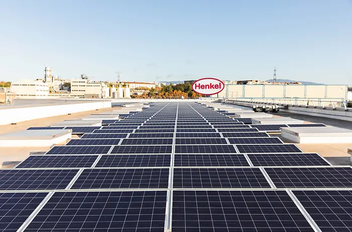 Paneles solares en el tejado de la planta de Henkel en Montornés del Vallés, con el logotipo visible al fondo.