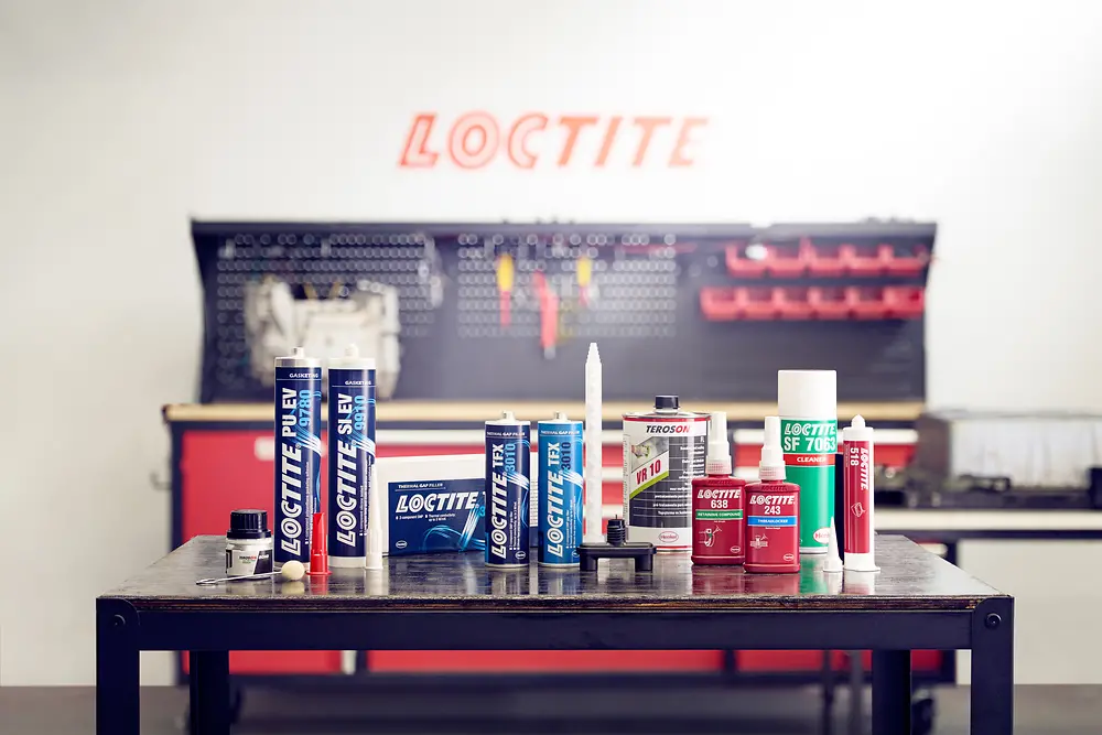 Productos LOCTITE sobre una mesa en un taller.