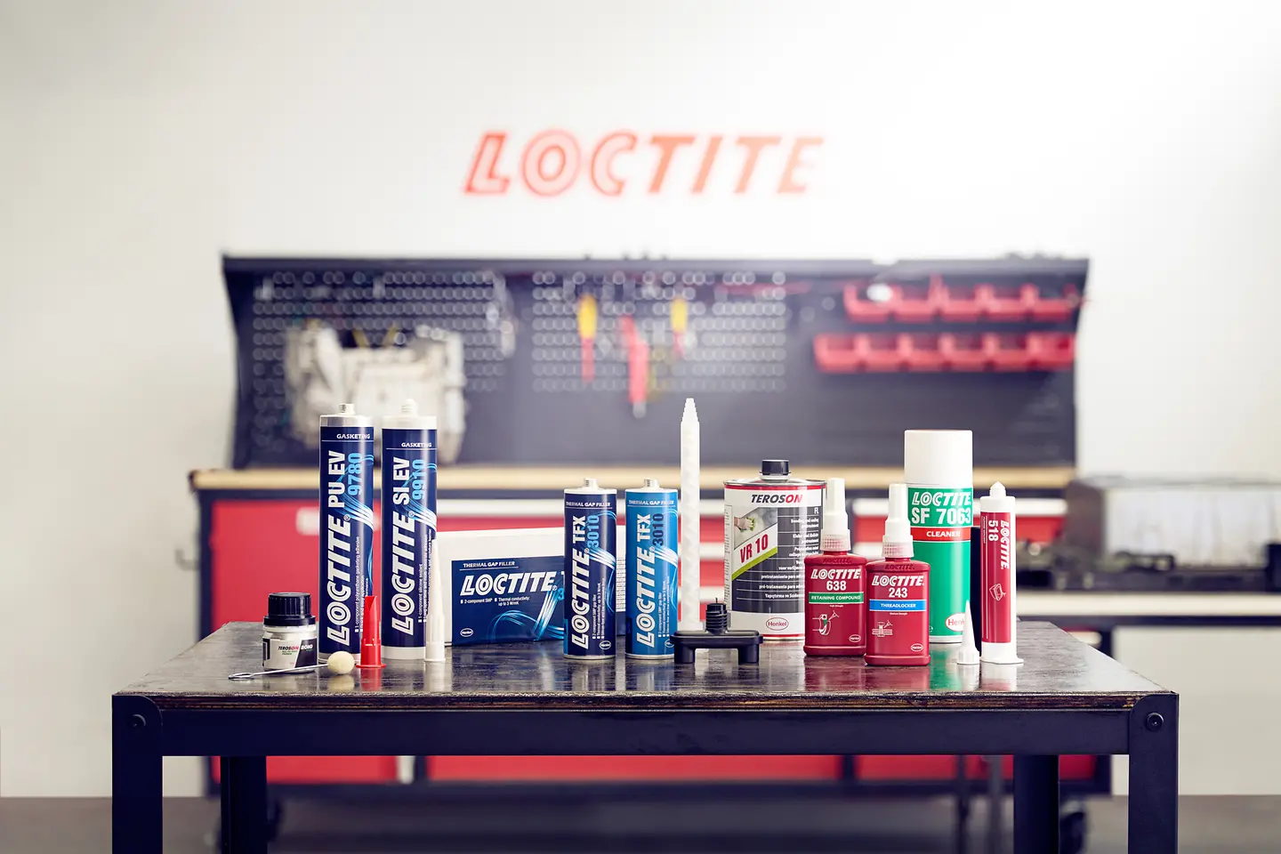 Productos LOCTITE sobre una mesa en un taller.