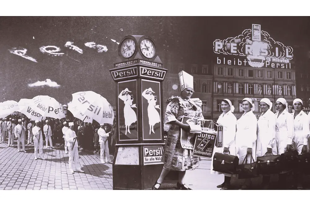 Collage publicitario vintage de Persil con personas sosteniendo paraguas de la marca, un reloj decorativo con carteles y un edificio con letrero iluminado de Persil al fondo.