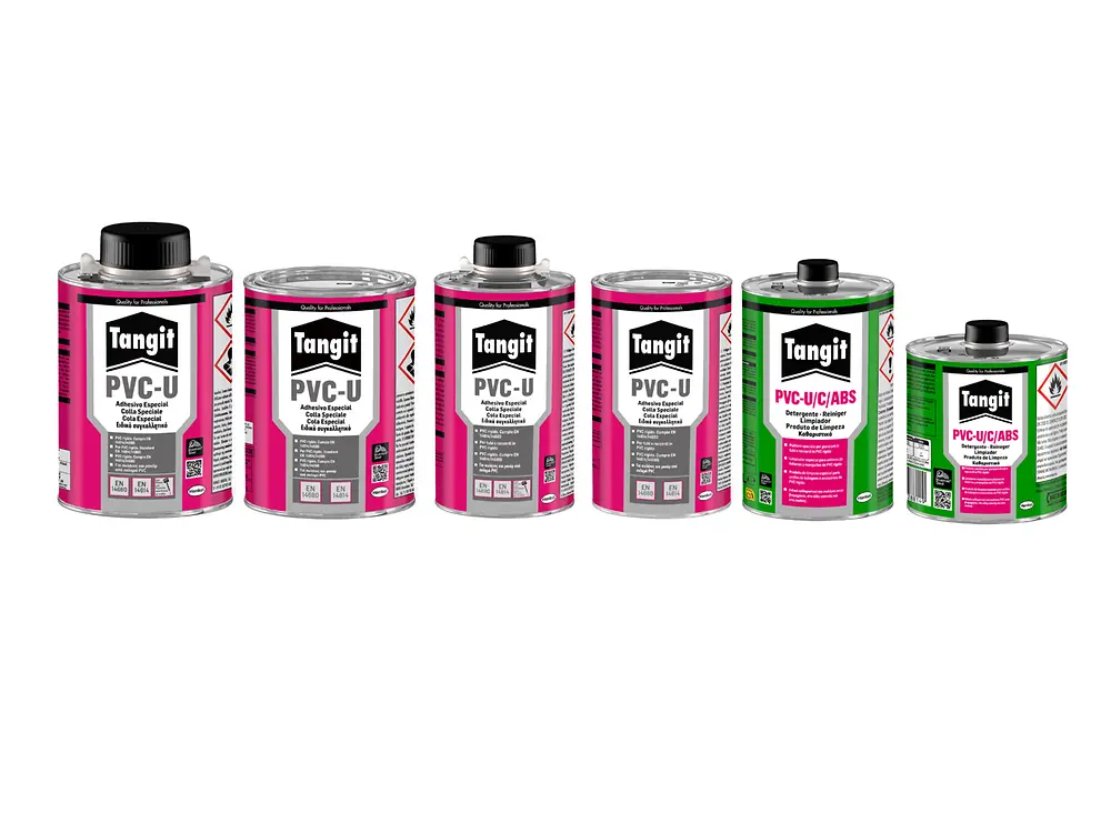 Seis envases Tangit alineados, incluyendo adhesivos PVC-U y limpiadores PVC-U/C/ABS en colores rosa y verde.