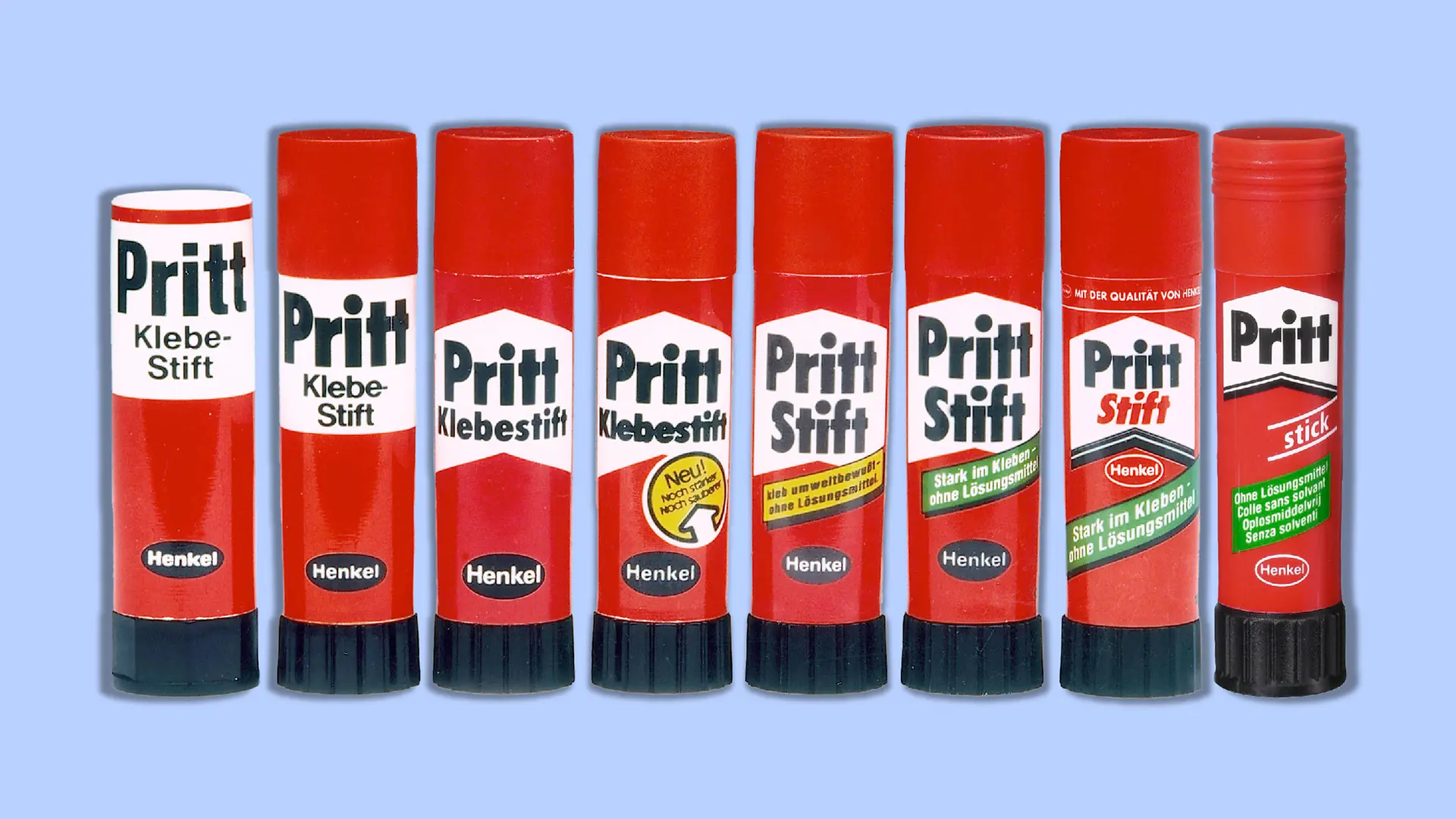 La evolución del envase del stick de pegamento Pritt. Se pueden ver un total de ocho versiones diferentes, desde los años 1969 hasta 2000. Todos los sticks mantienen el característico color rojo con el nombre de la marca Pritt en letras negras sobre fondo blanco. Mientras que los primeros sticks Pritt incluían una barra blanca, esta fue transformándose en una flecha ancha y cada vez más estrecha apuntando hacia arriba. También destaca que el nombre del producto bajo la marca se fue acortando con el tiempo: de “Klebestift” a “Stift” y finalmente a “Stick”.