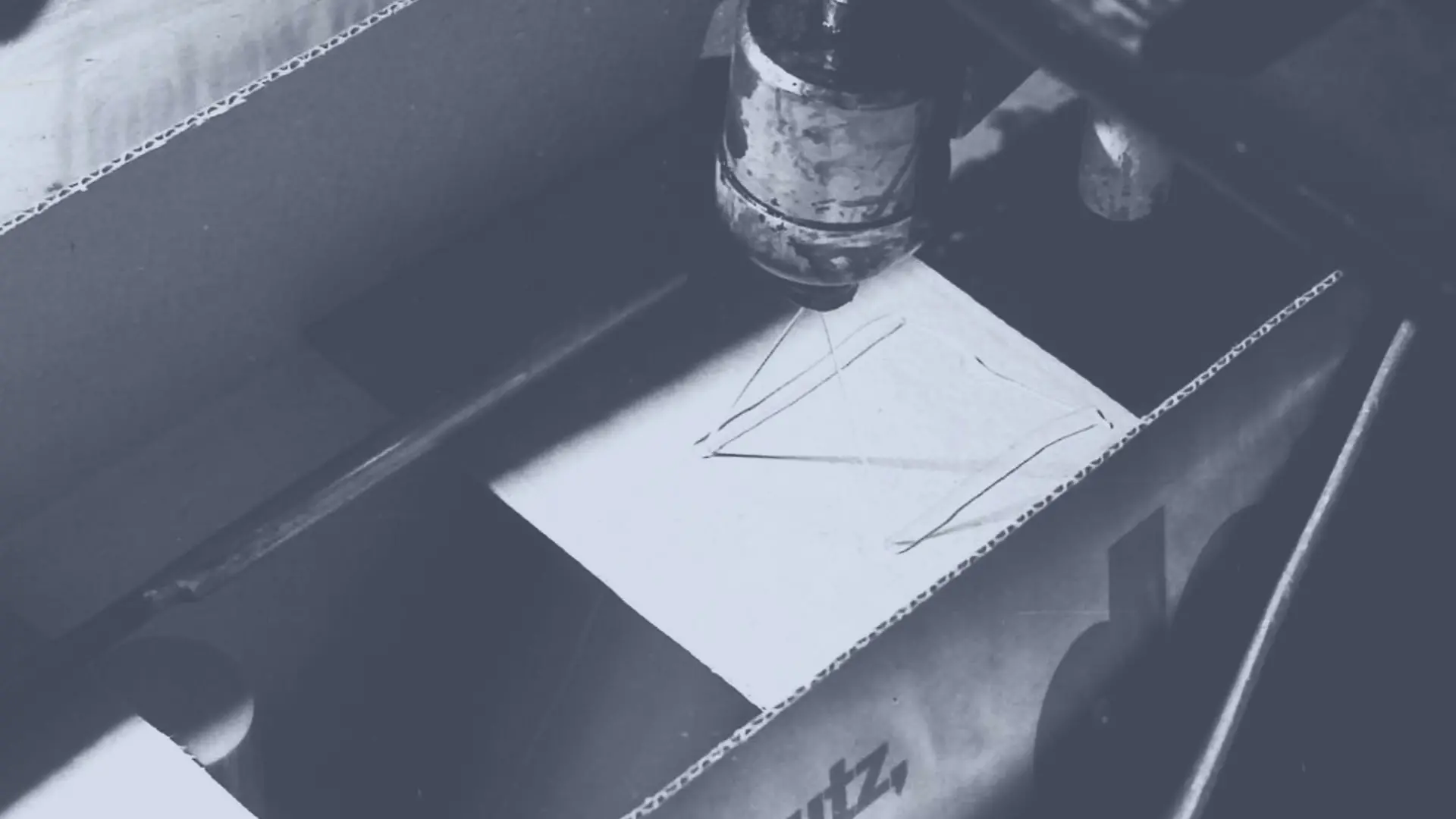 Un adhesivo termofusible Technomelt se aplica a una caja de cartón mediante una boquilla pulverizadora para sellarla.