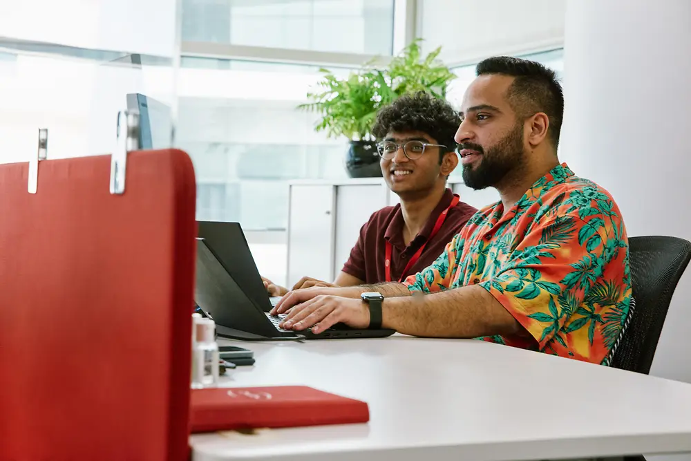 Especialistas digitales cocreando soluciones preparadas para el futuro en un centro tecnológico de Henkel.
