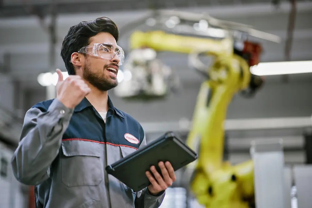 Técnico que supervisa la maquinaria automatizada y garantiza la calidad.