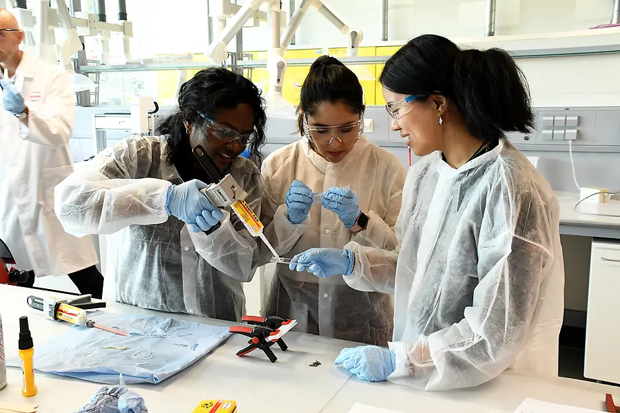 Tres mujeres trabajando en un laboratorio.