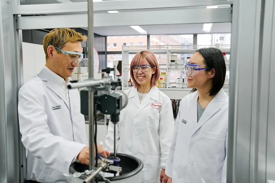 Tres personas trabajando en un laboratorio.