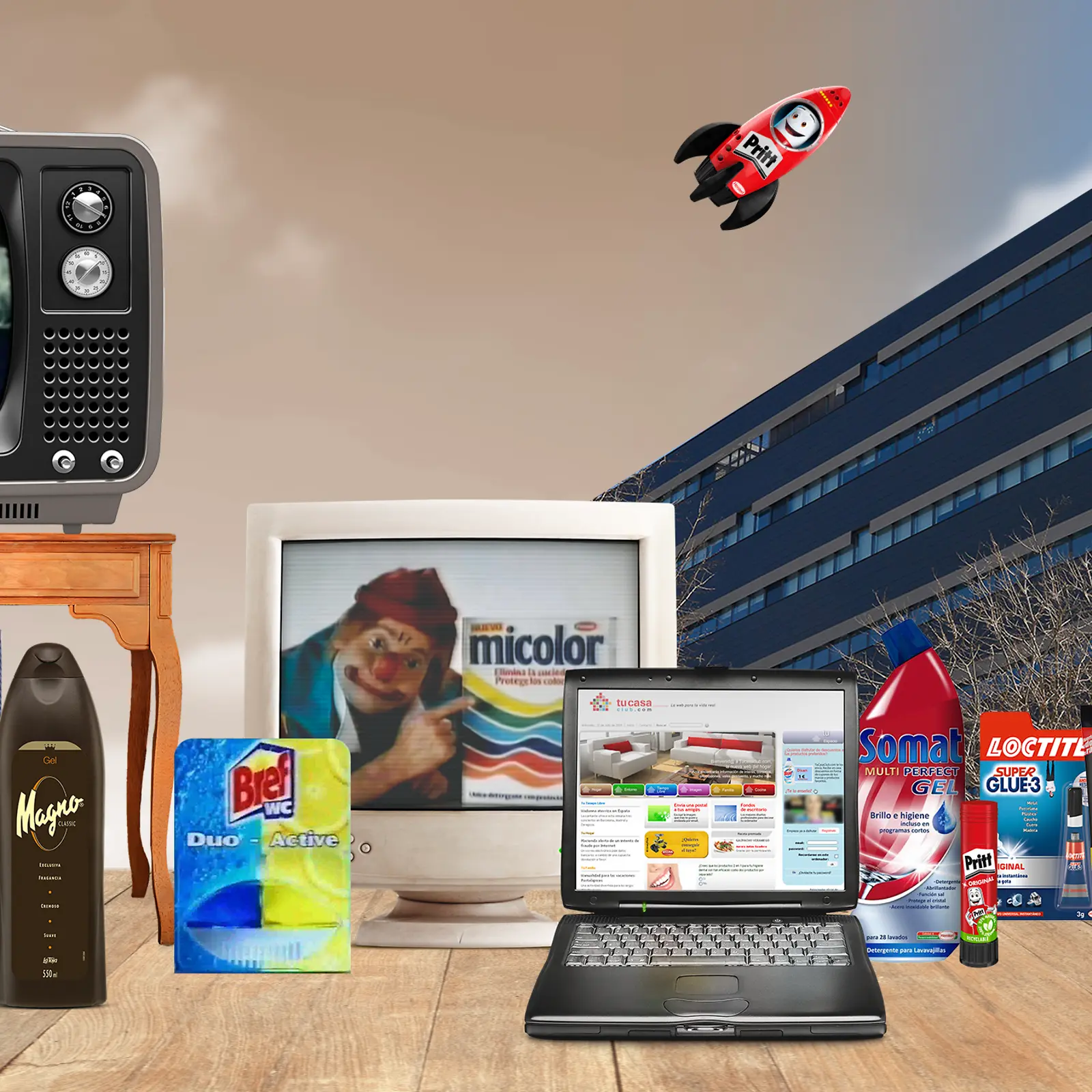 Imagen con productos icónicos de Henkel Ibérica sobre una mesa, incluyendo detergentes Wipp Express, Perlan, Micolor, limpiador Biff y adhesivos Loctite y Pritt. Al fondo se observa una televisión retro con un anuncio antiguo de Perlan, un portátil abierto y parte del edificio corporativo de Henkel. También aparece un cohete ilustrado con el logo de Pritt sobre un cielo azul. Ideal para destacar la historia y evolución de Henkel, líder en productos de limpieza, adhesivos y cuidado del hogar.