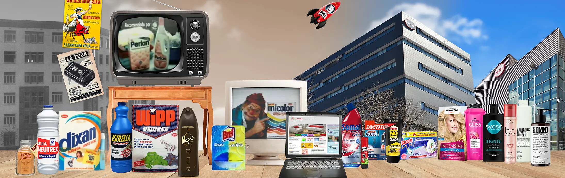 Imagen con productos icónicos de Henkel Ibérica sobre una mesa, incluyendo detergentes Wipp Express, Perlan, Micolor, limpiador Biff y adhesivos Loctite y Pritt. Al fondo se observa una televisión retro con un anuncio antiguo de Perlan, un portátil abierto y parte del edificio corporativo de Henkel. También aparece un cohete ilustrado con el logo de Pritt sobre un cielo azul. Ideal para destacar la historia y evolución de Henkel, líder en productos de limpieza, adhesivos y cuidado del hogar.