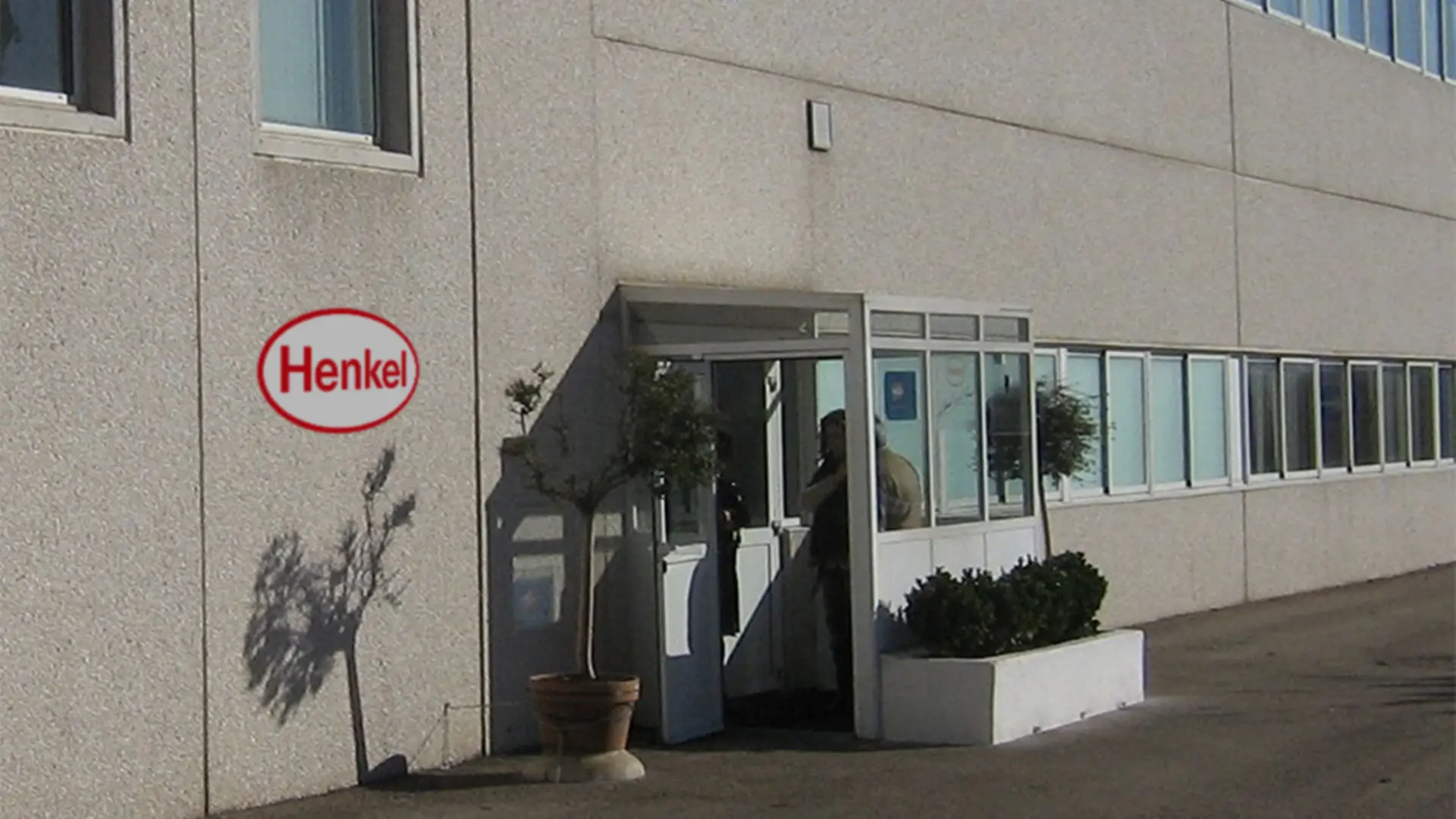 Entrada del centro logístico de Henkel en Azuqueca inaugurado en 2003.