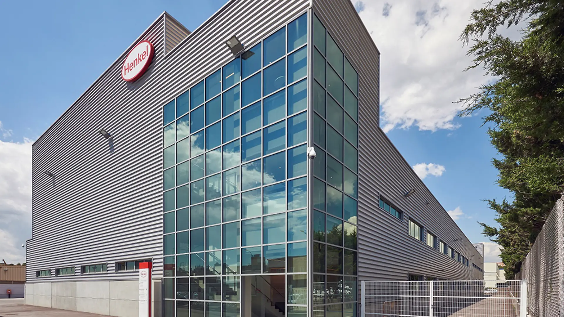 Fachada moderna de la planta aeroespacial de Henkel en Montornés.