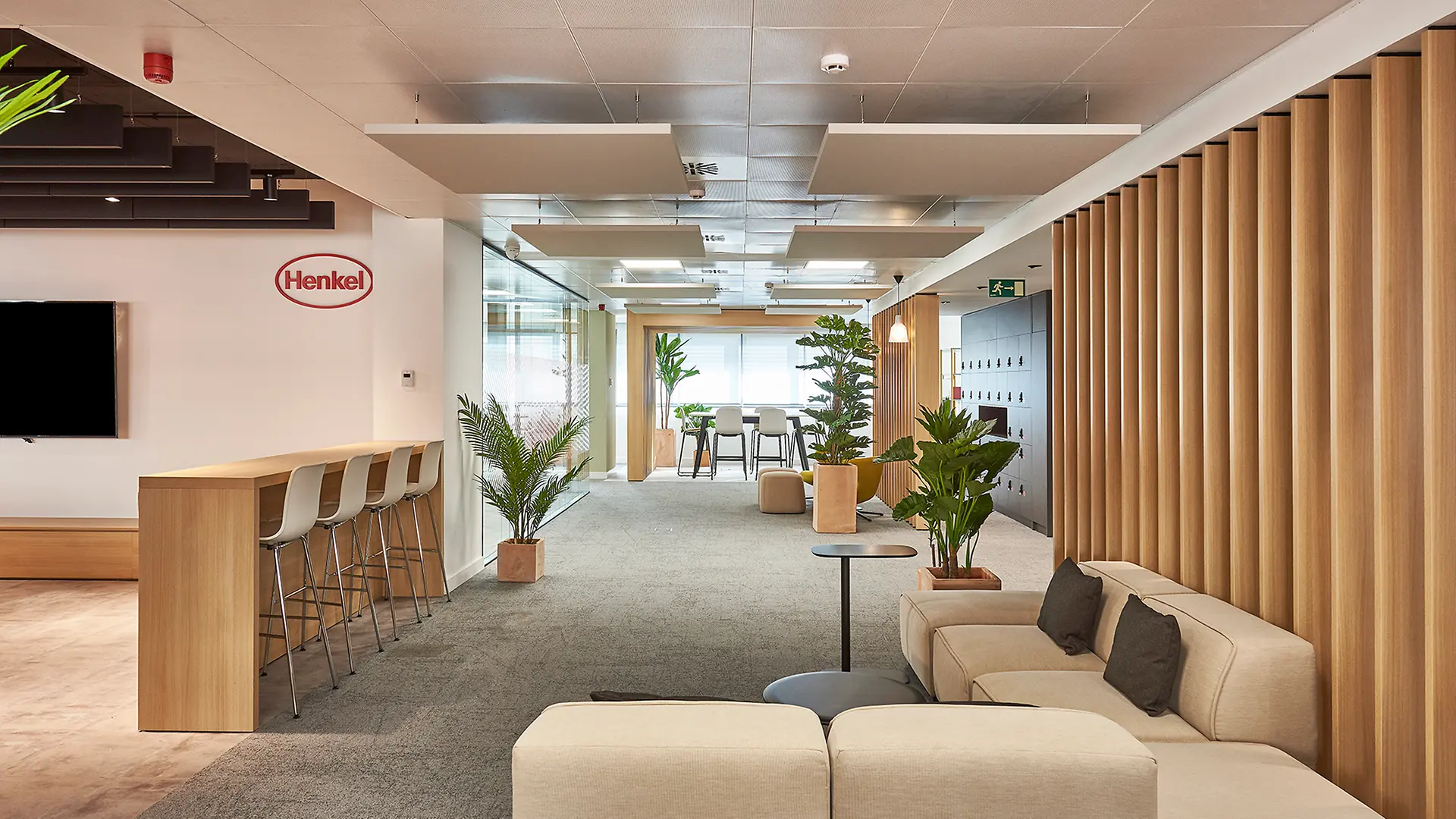 Zona de trabajo moderna en la sede renovada de Henkel en Barcelona.