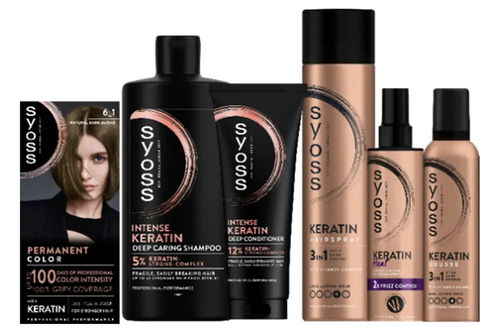 Imagen con productos Syoss: caja de coloración permanente y cinco productos de la gama Intense Keratin (champú, acondicionador profundo, laca, spray y mousse) en envases negros y cobre, destacando beneficios como cobertura total de canas, 100 días de intensidad y fórmulas con complejo de keratina.
