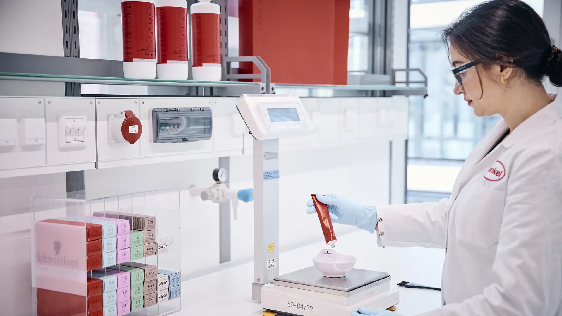 Empleado de laboratorio pesando productos de prueba.