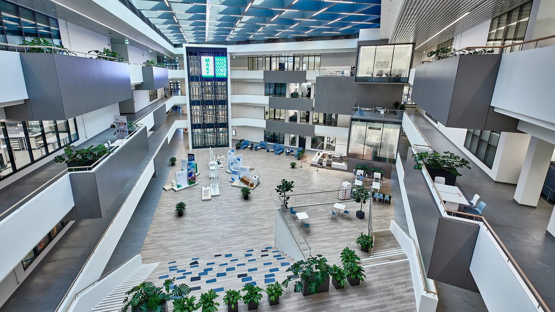 Vista interior del Inspiration Center Düsseldorf con el gran patio central. La imagen también muestra los laboratorios de alta tecnología con fachada acristalada distribuidos en un total de cuatro plantas.