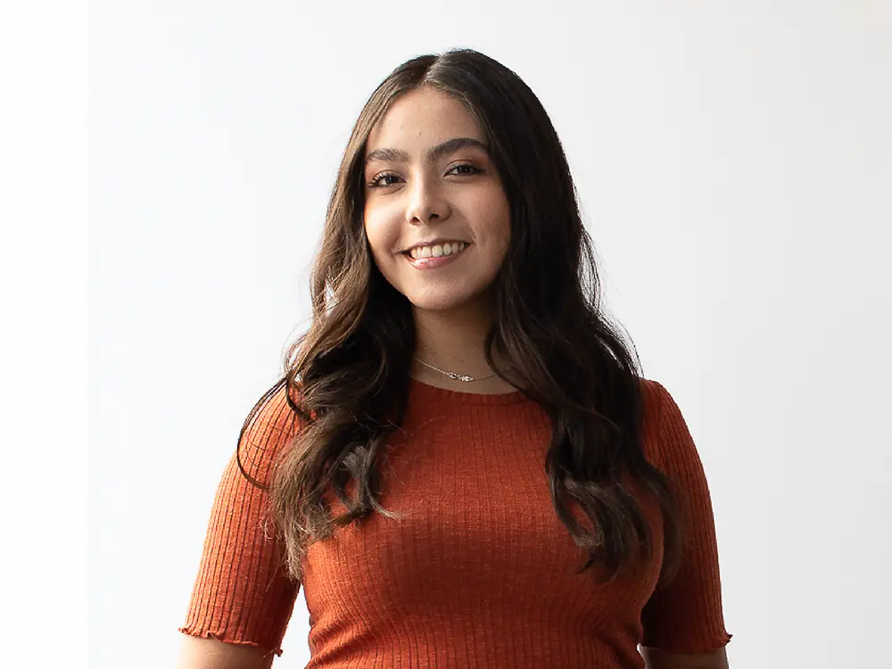 Talent Acquisition Manager de México con una camiseta de manga corta acanalada de color naranja, compartiendo ideas sobre cómo destacar en LinkedIn.